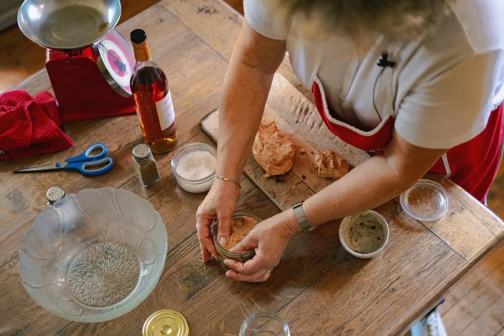 Michèle, propriétaire du gîte en train de préparer une terrine.