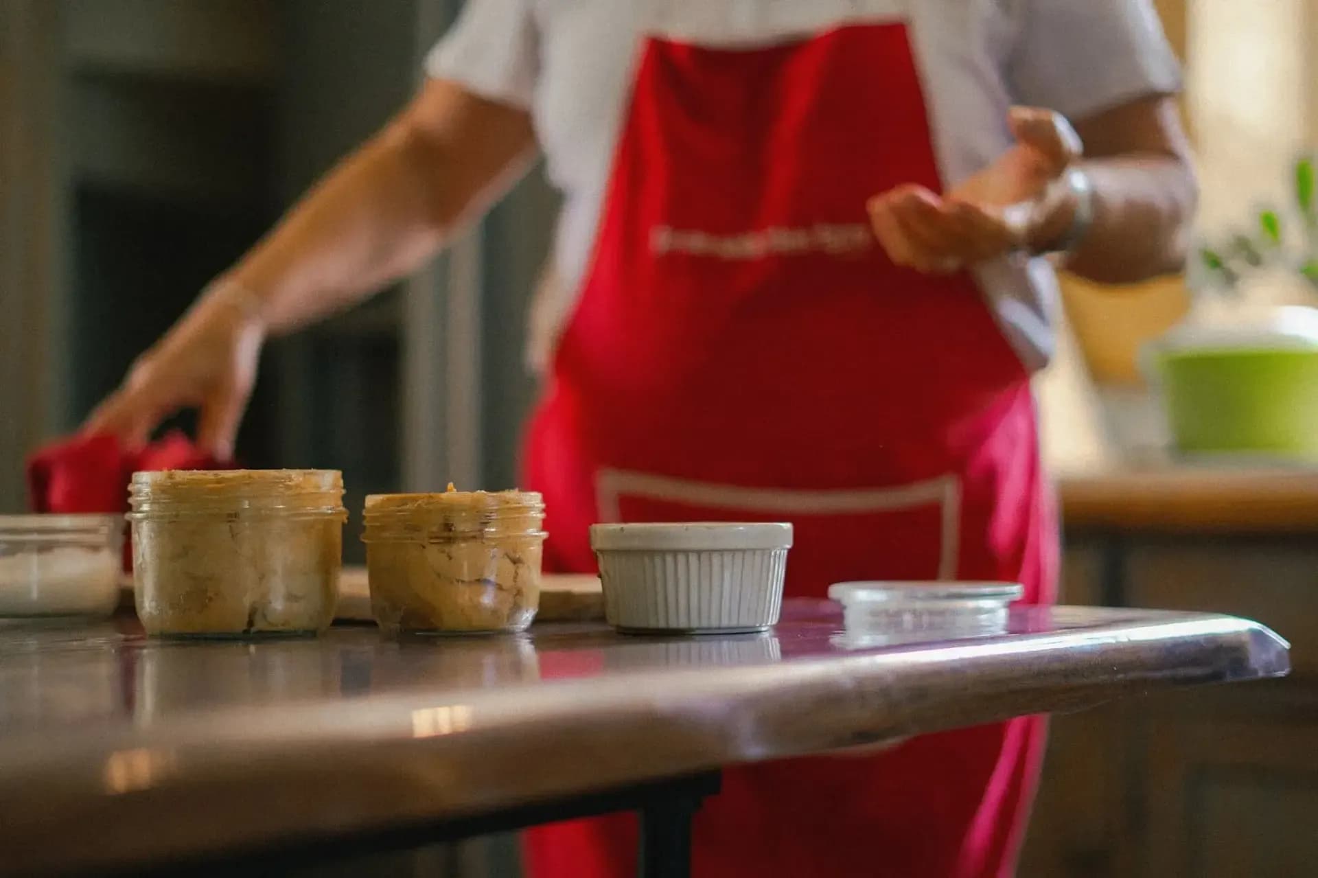 Michèle, propriétaire du gîte en train de préparer une terrine.