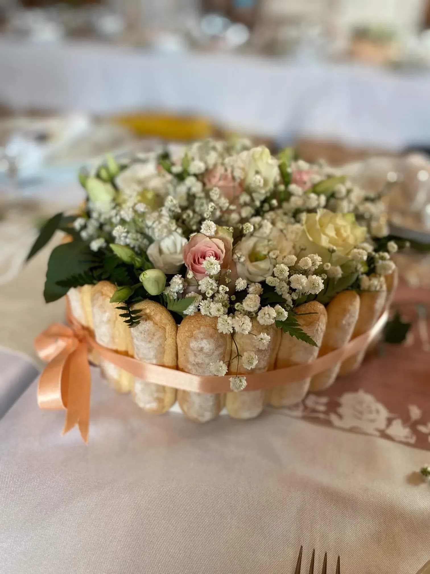 Photo d'un gâteau de mariage pendant une réception au sein du gîte.